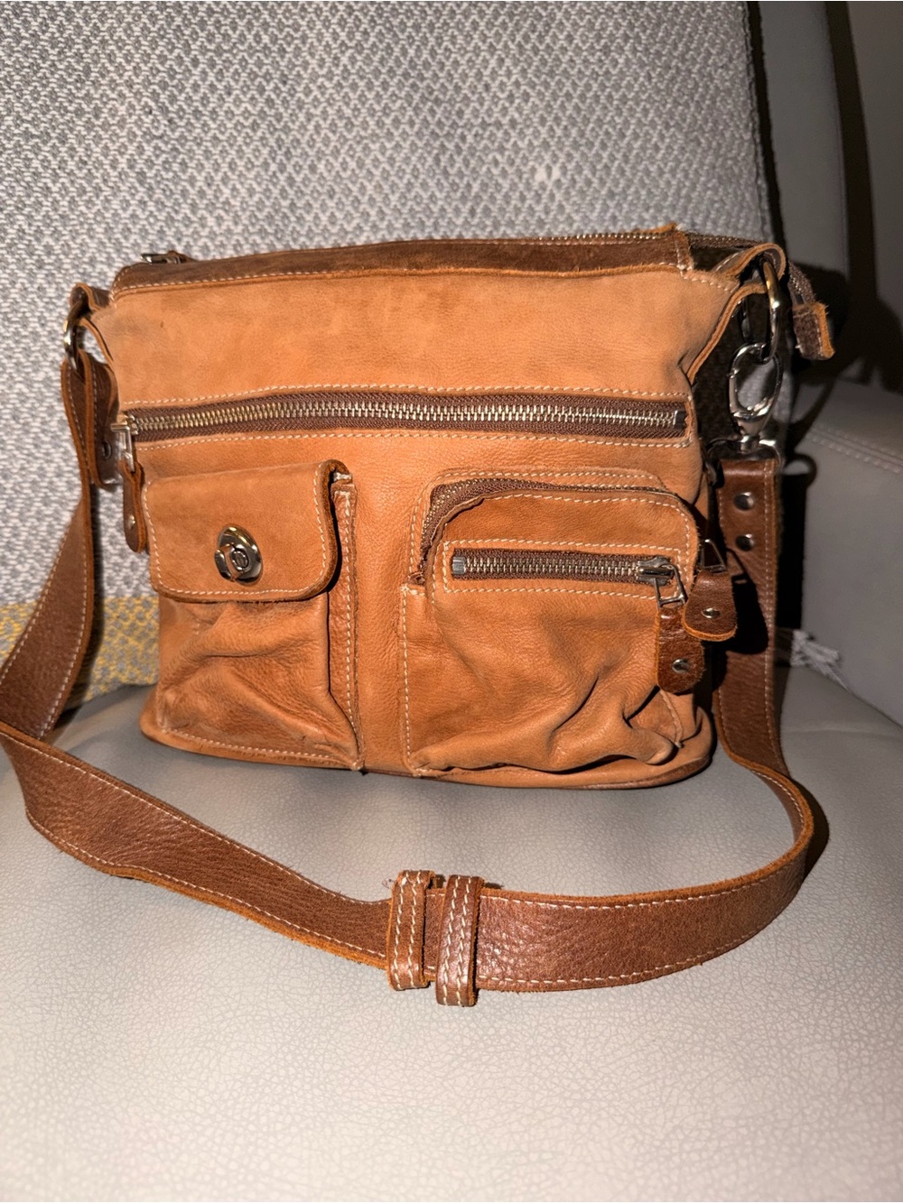Roots Men's Brown Leather Messenger Bag with Multiple Front Pockets